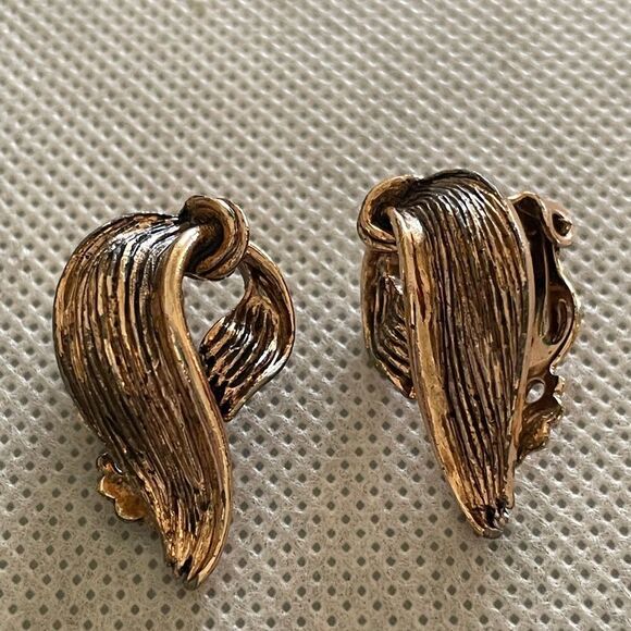 Vintage clip on earrings - Picture 1 of 5